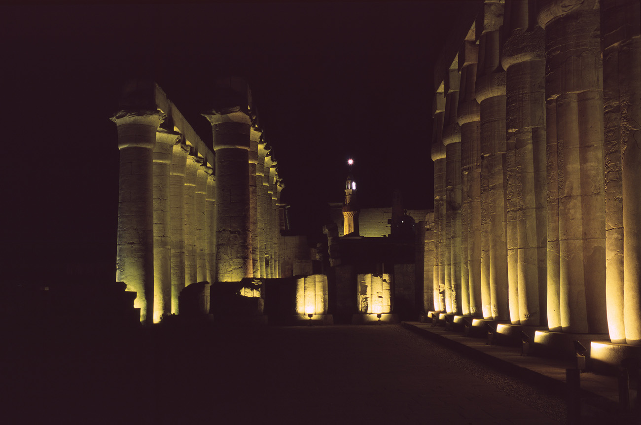 egyp03_20 luxor colonnes zoom.jpg - Thèbes Est temple de Luxor visite de nuit Provia 100 F